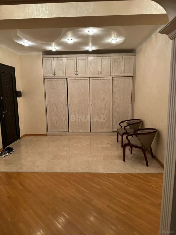 Kirayə verilir 3 otaqlı mənzil 180 m²