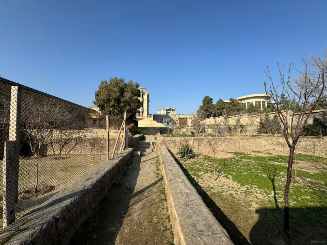 Satılır 12 otaqlı həyət evi 500 m²