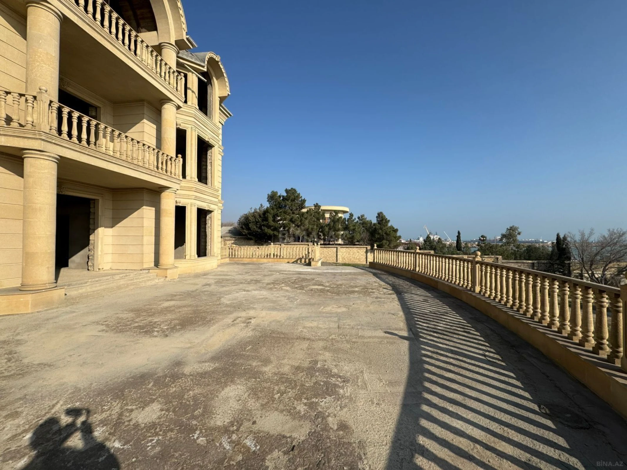 Satılır 12 otaqlı həyət evi 500 m²