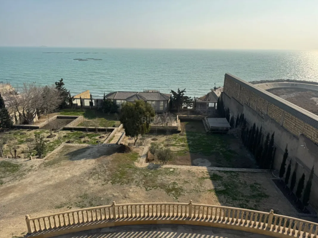 Satılır 12 otaqlı həyət evi 500 m²