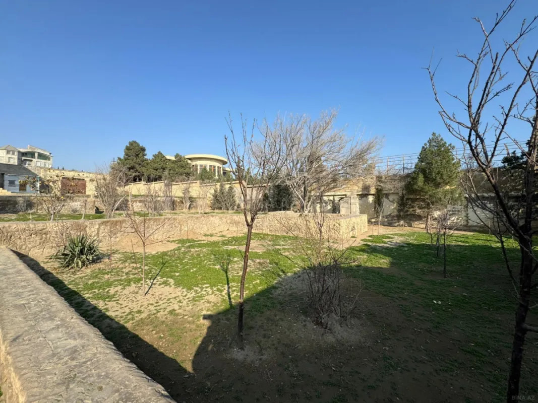 Satılır 12 otaqlı həyət evi 500 m²