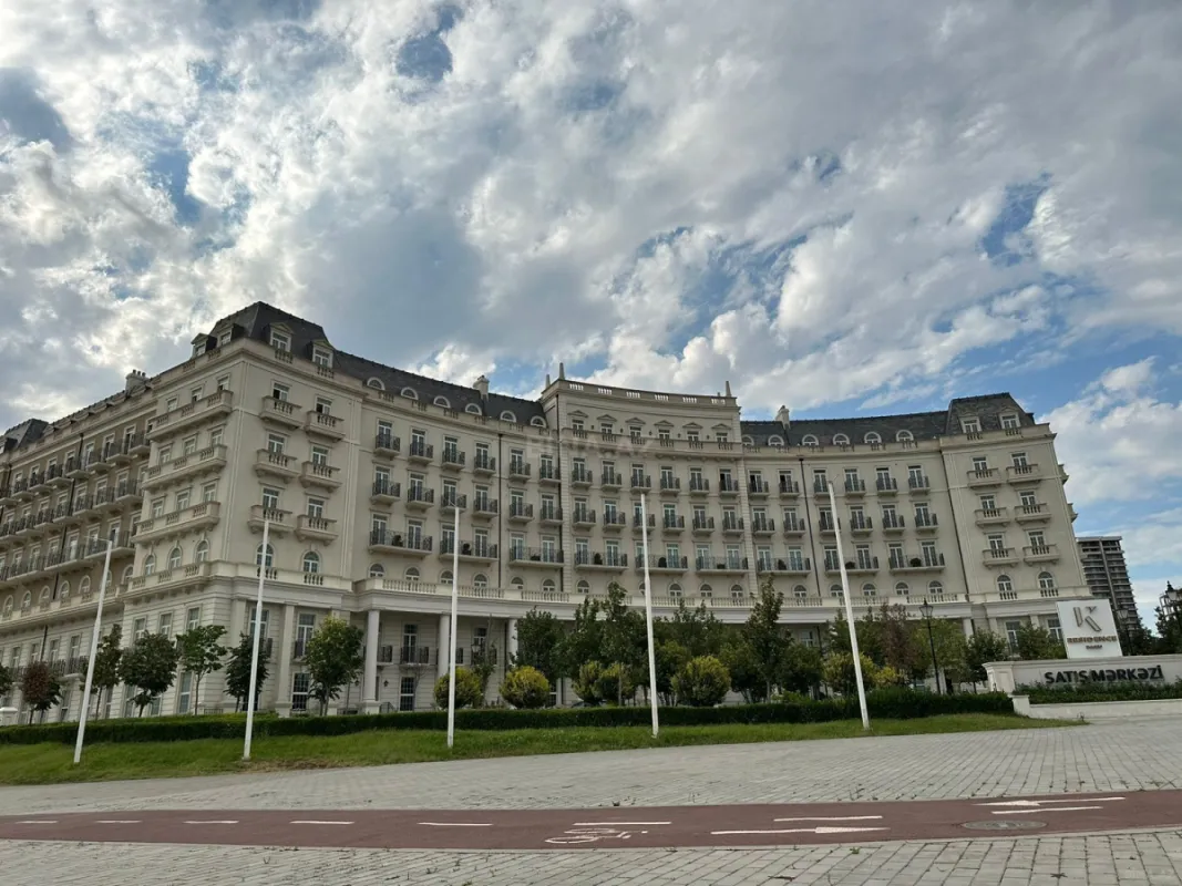 Satılır 4 otaqlı mənzil 143 m²