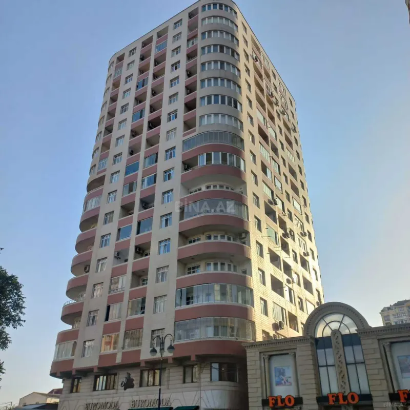 Satılır 4 otaqlı mənzil 214 m²