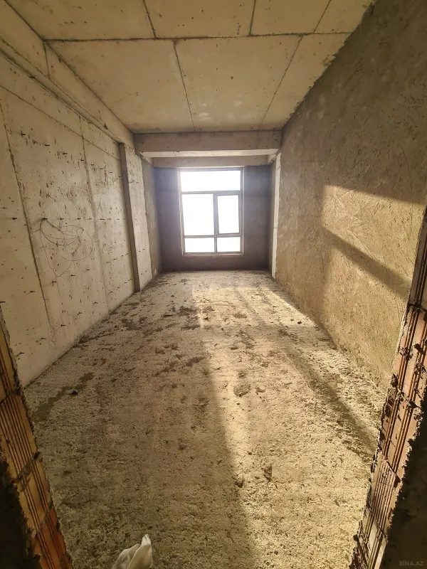 Satılır 4 otaqlı mənzil 196 m²