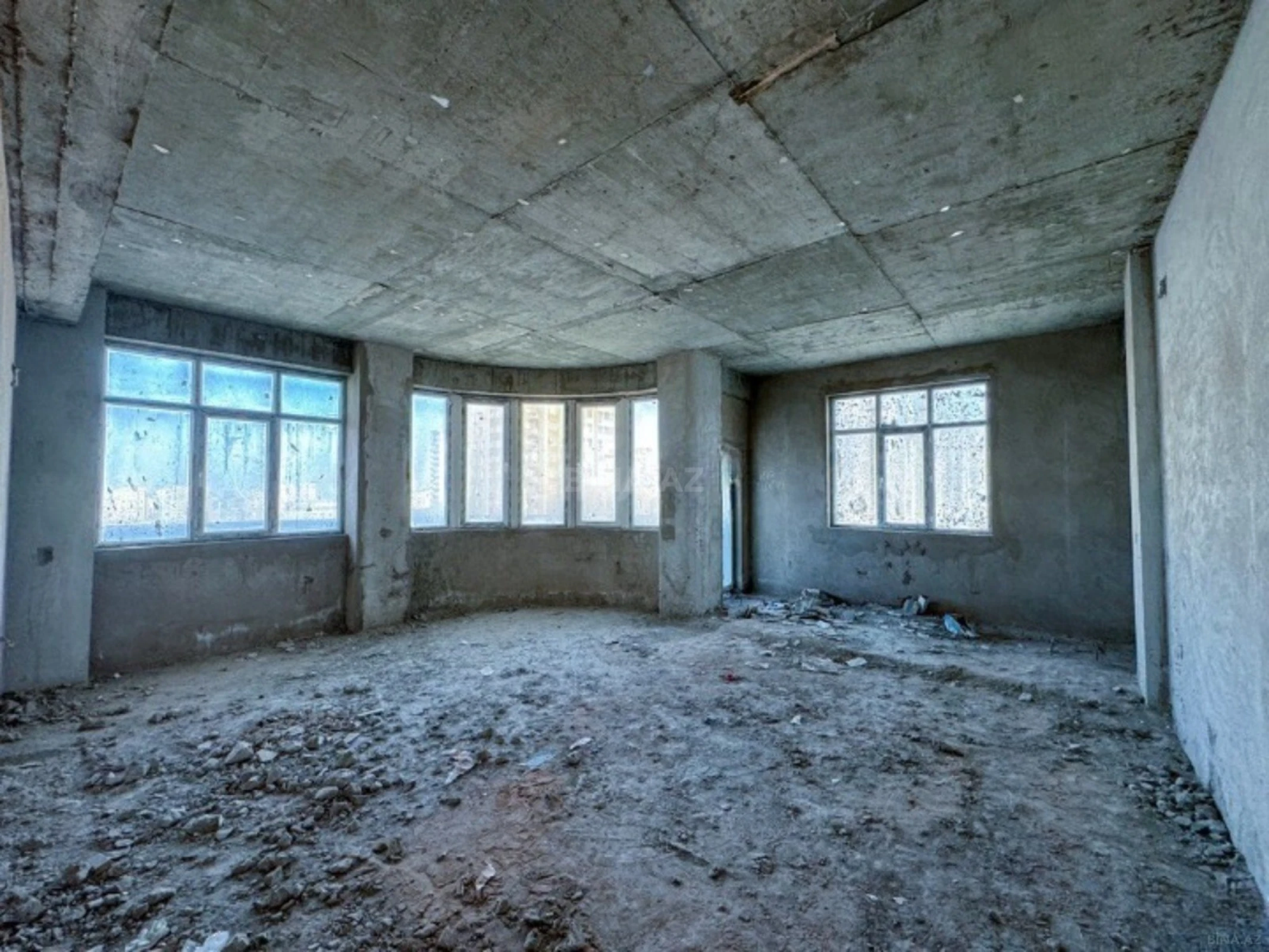 Satılır 4 otaqlı mənzil 214 m²