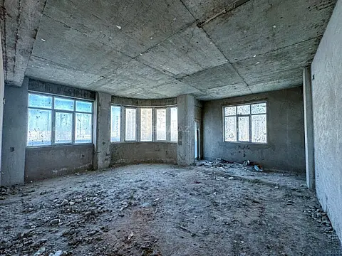 Satılır 4 otaqlı mənzil 214 m²