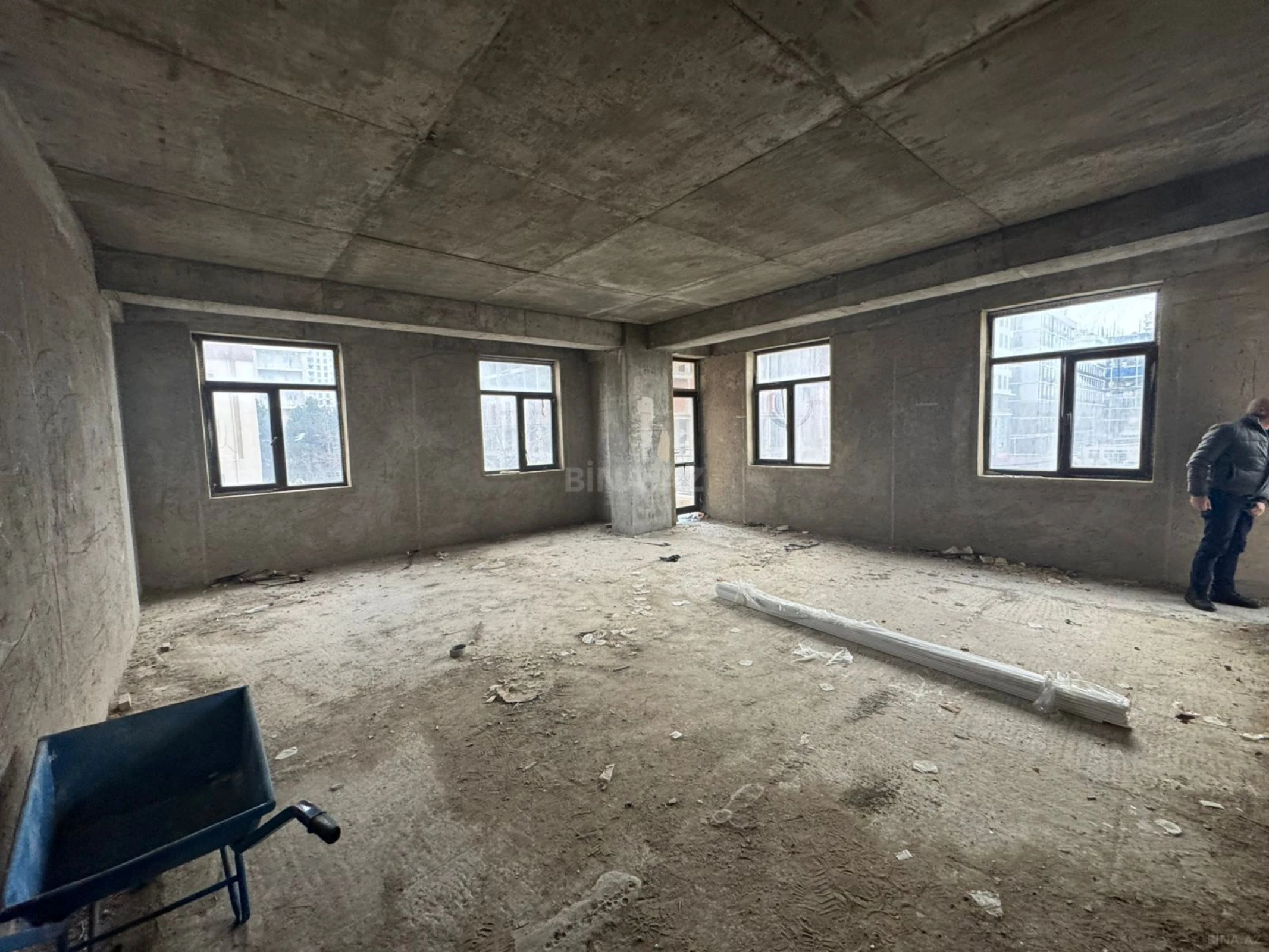 Satılır 4 otaqlı mənzil 185 m²