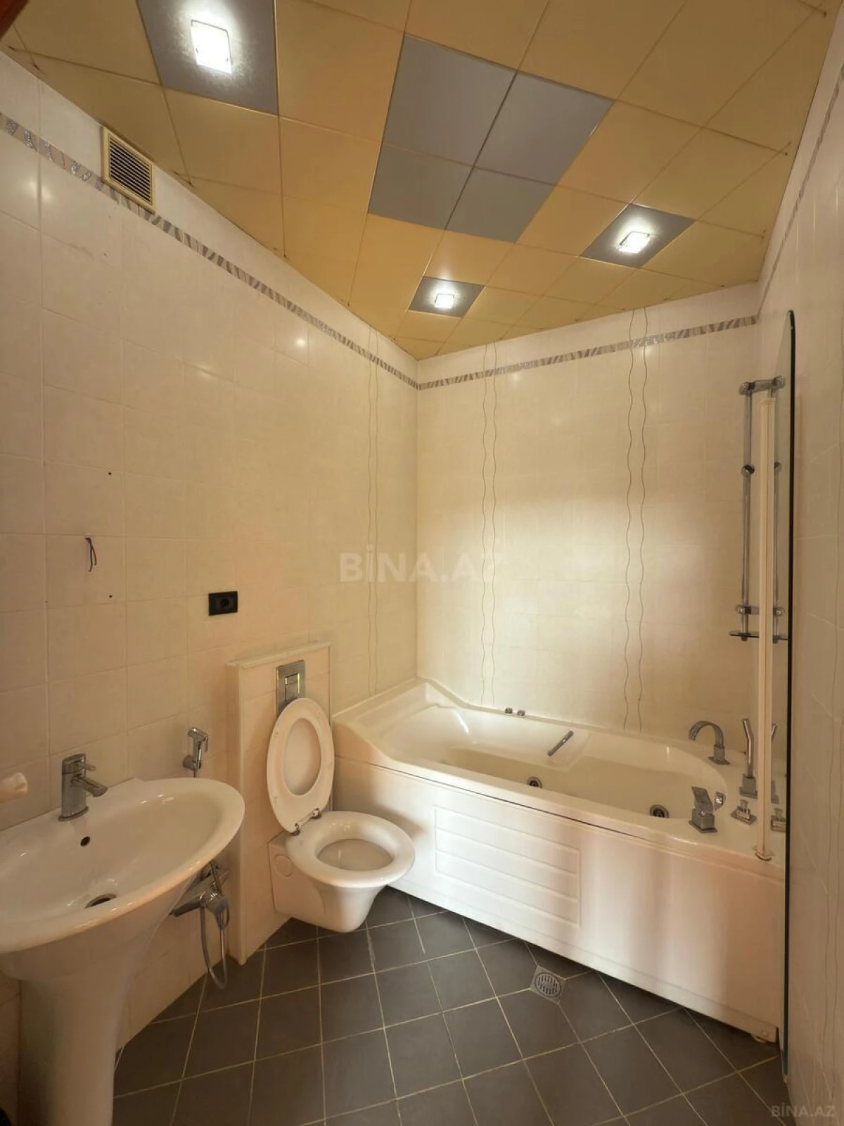 Satılır 3 otaqlı mənzil 138 m²