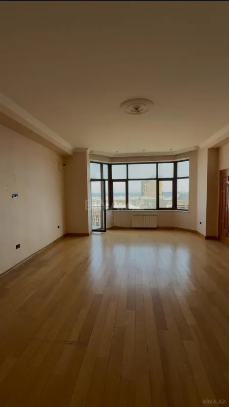 Satılır 3 otaqlı mənzil 138 m²