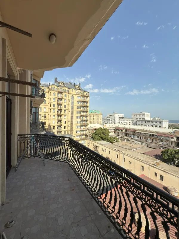 Satılır 3 otaqlı mənzil 138 m²