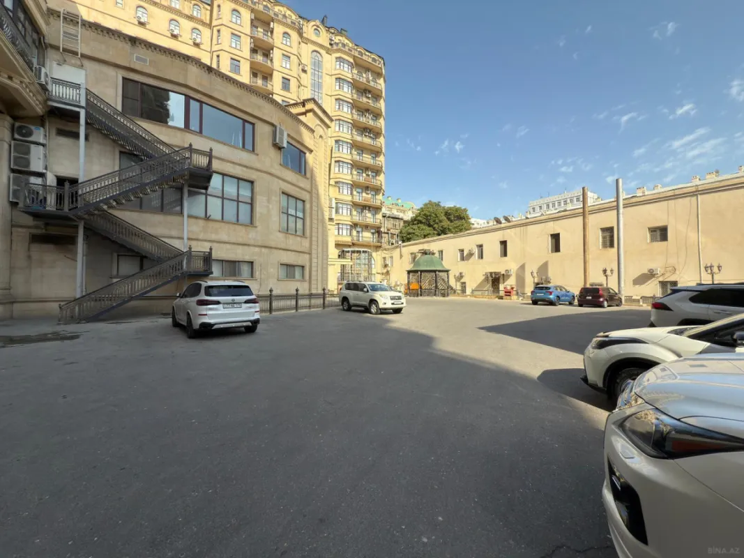 Satılır 3 otaqlı mənzil 138 m²