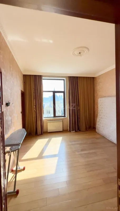 Satılır 3 otaqlı mənzil 138 m²