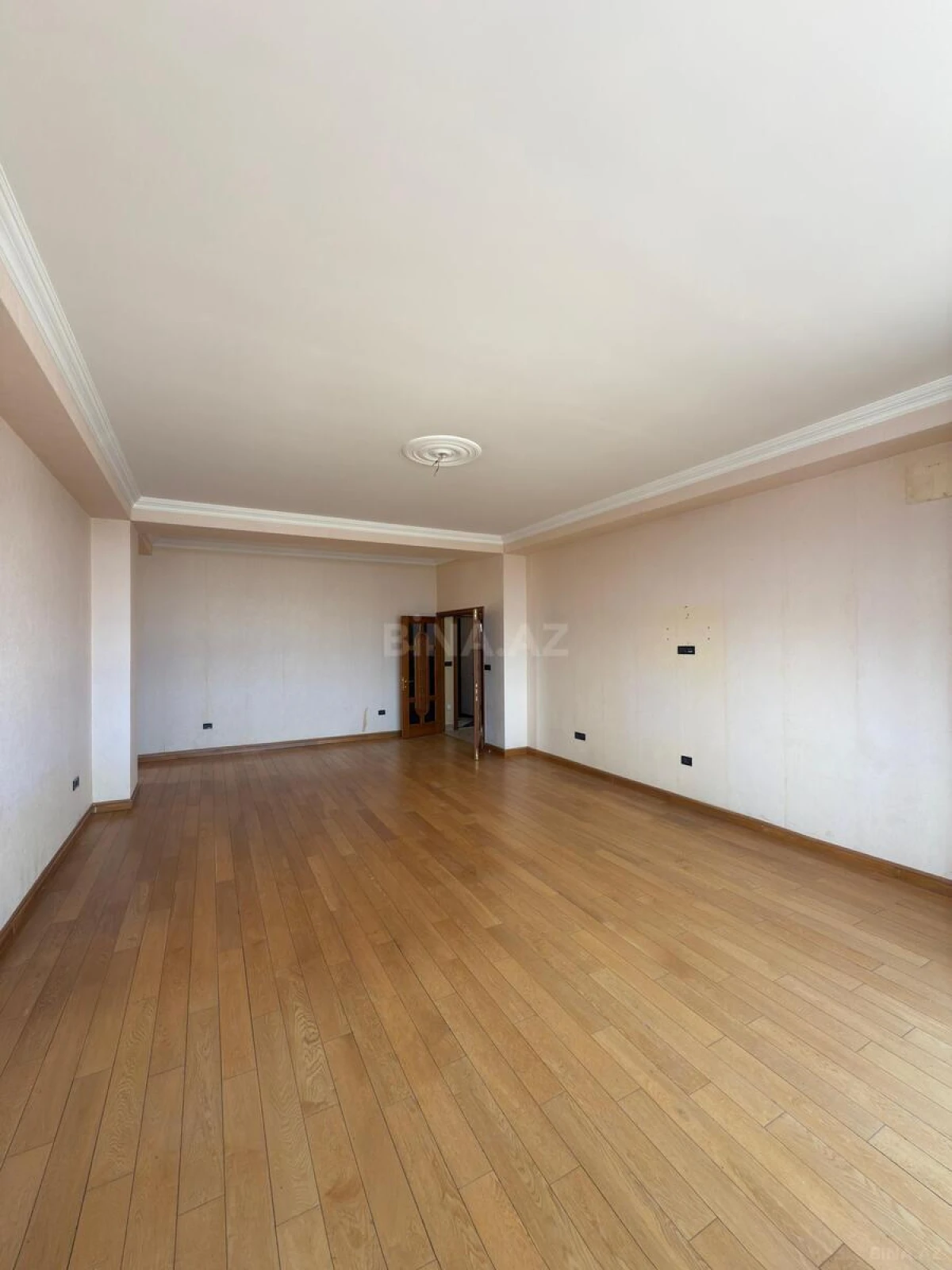 Satılır 3 otaqlı mənzil 138 m²