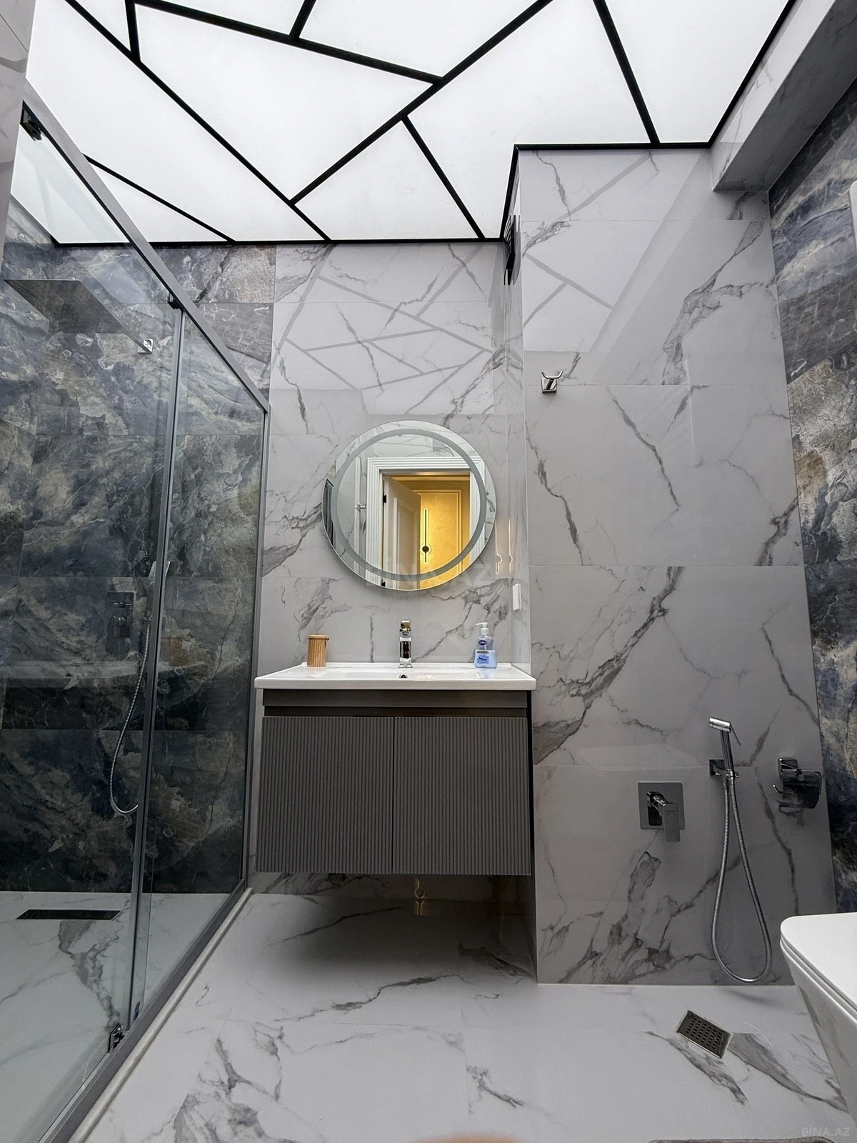 Satılır 2 otaqlı mənzil 67 m²