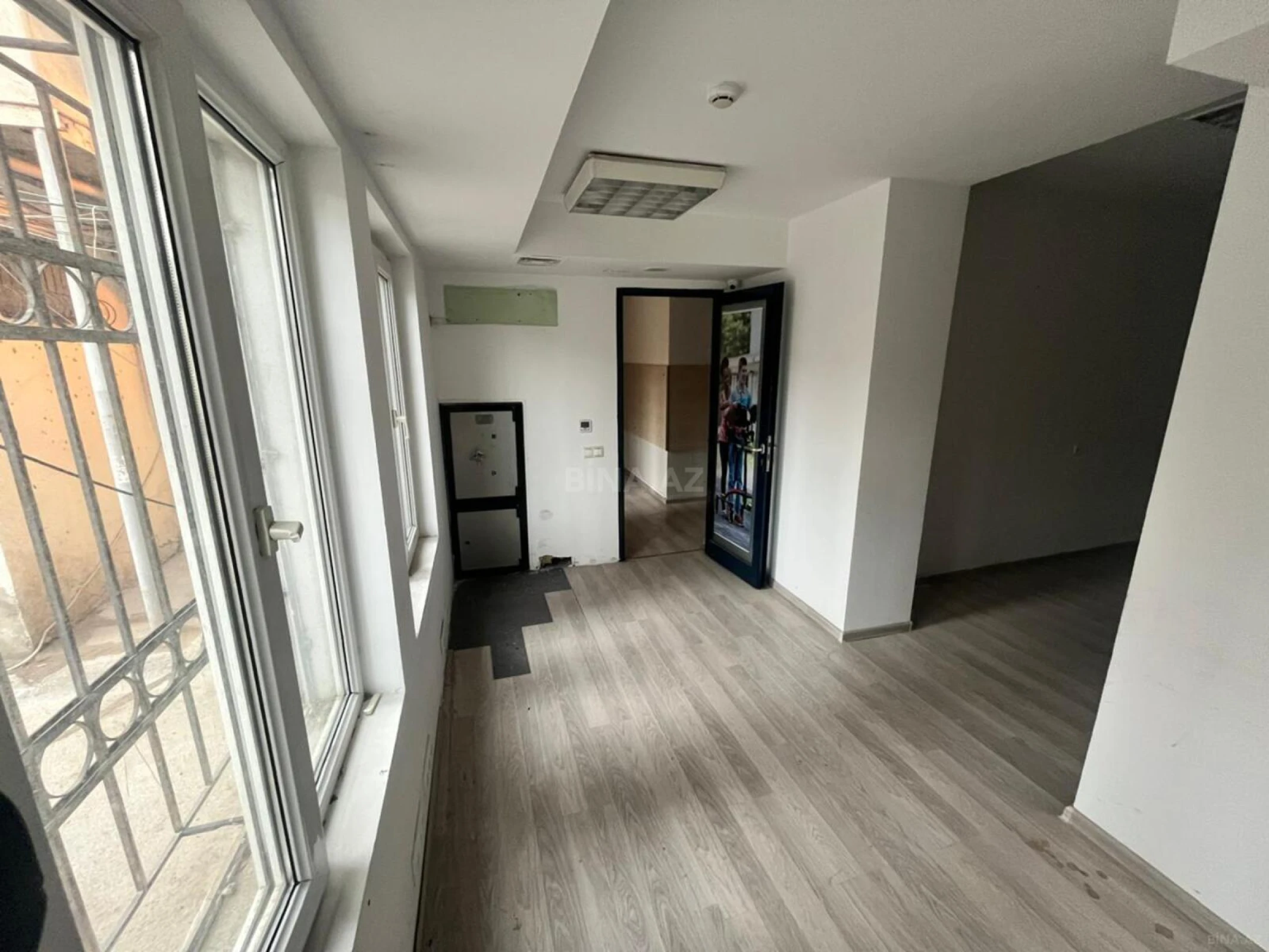 Kirayə verilir 16 otaqlı ofis 330 m²
