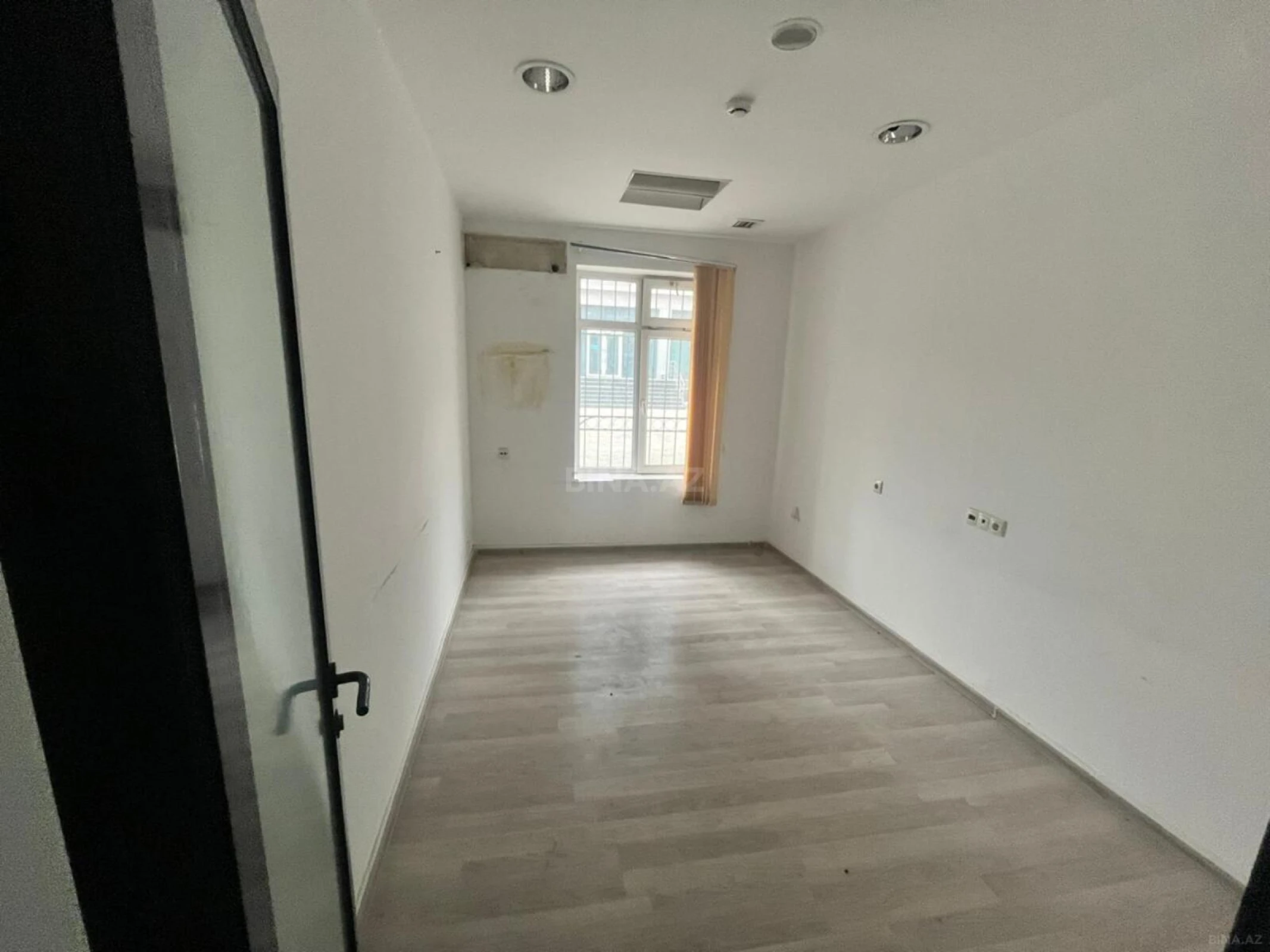 Kirayə verilir 16 otaqlı ofis 330 m²