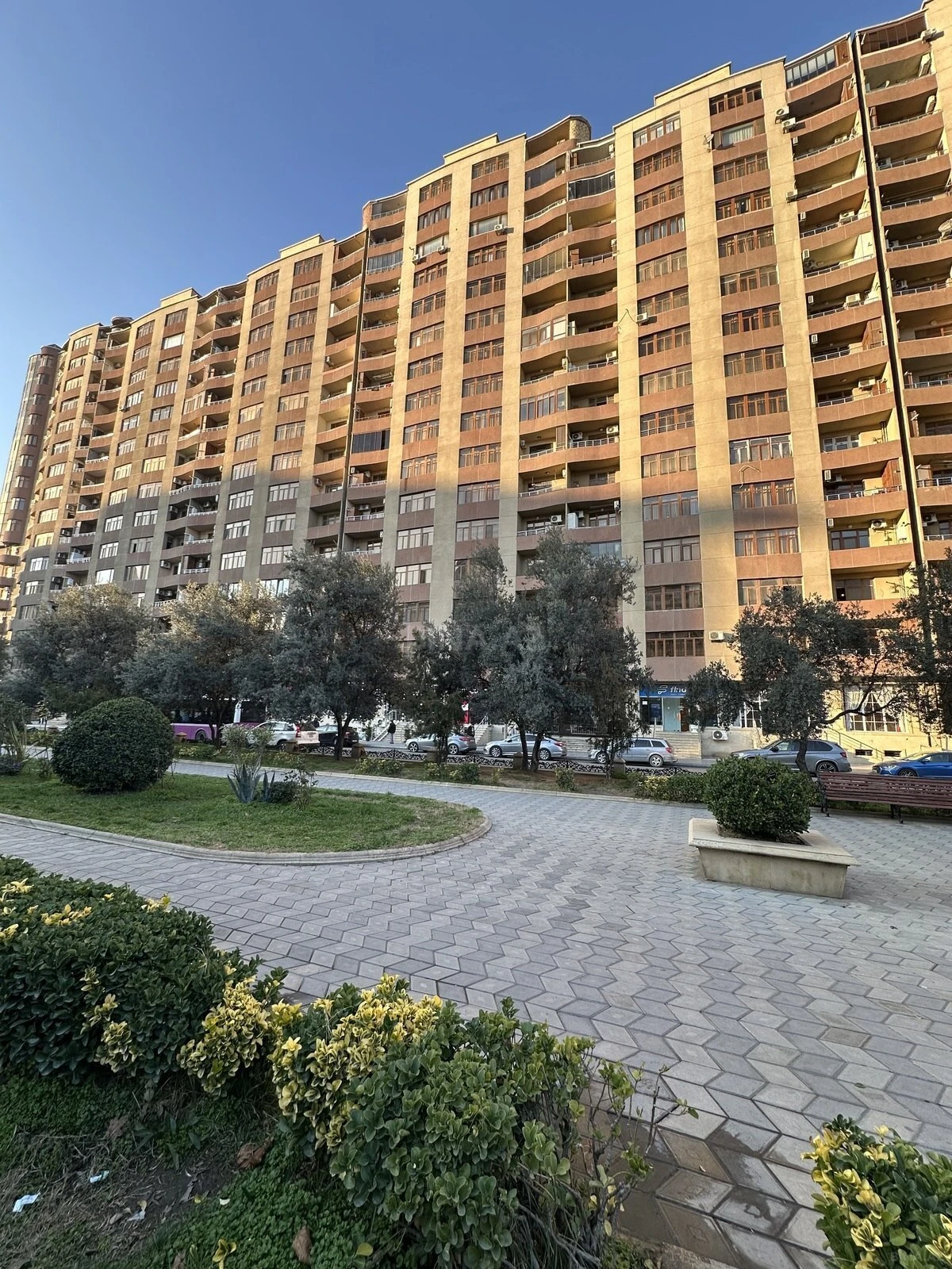 Satılır 3 otaqlı mənzil 137 m²