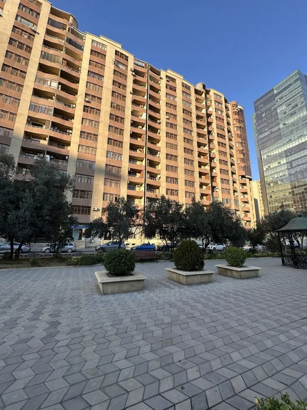 Satılır 3 otaqlı mənzil 137 m²