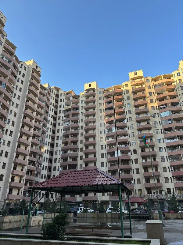 Satılır 3 otaqlı mənzil 137 m²