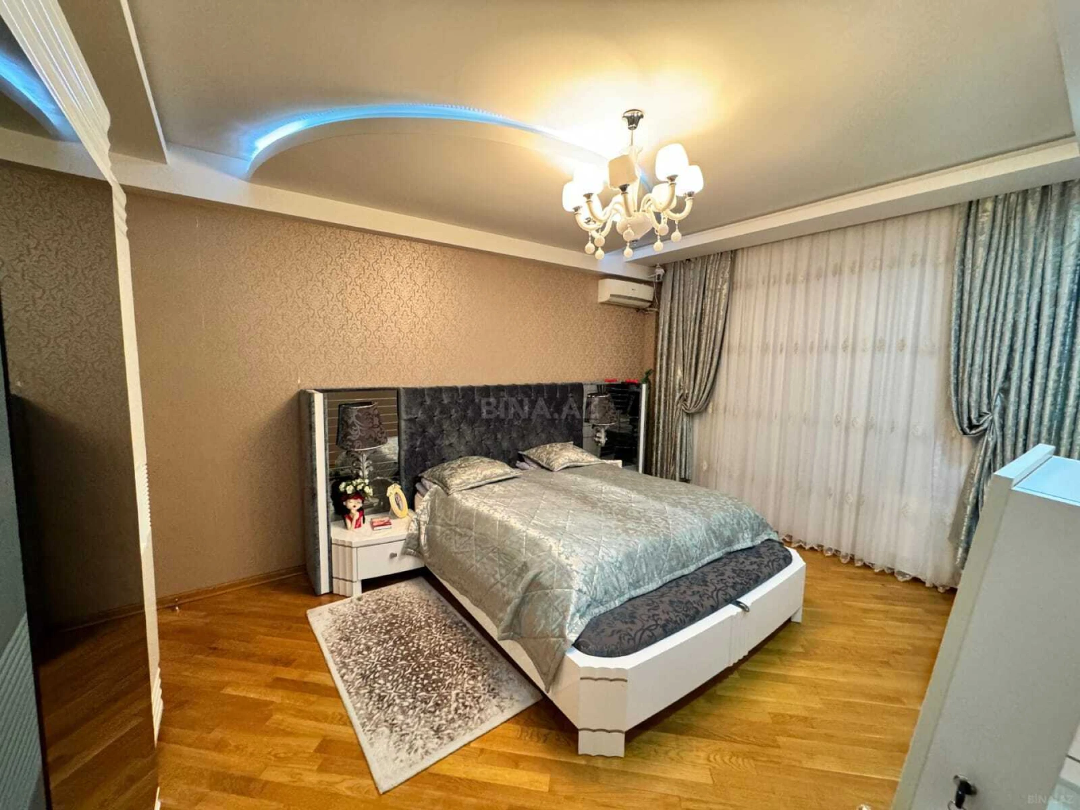 Satılır 3 otaqlı mənzil 137 m²