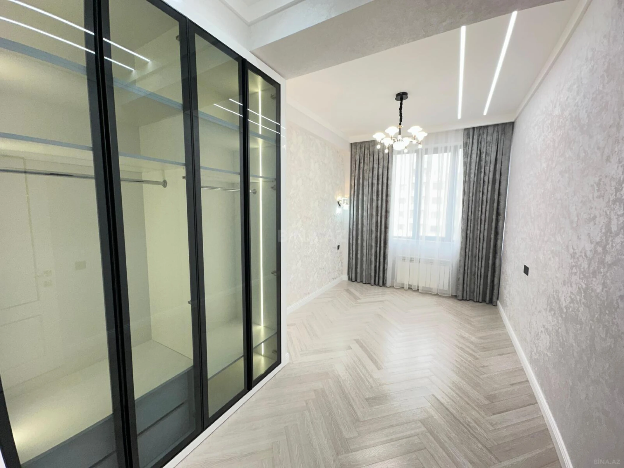 Satılır 4 otaqlı mənzil 172 m²