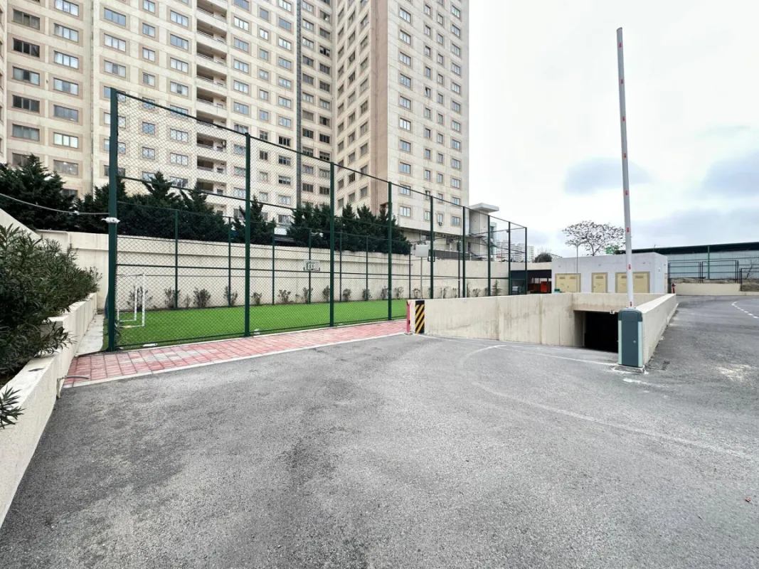 Satılır 4 otaqlı mənzil 172 m²