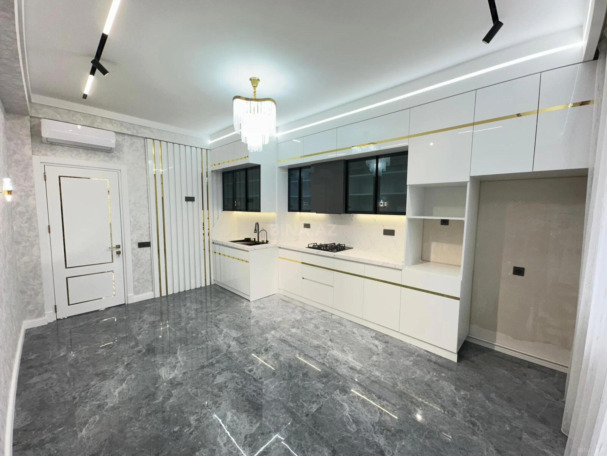 Satılır 4 otaqlı mənzil 172 m²