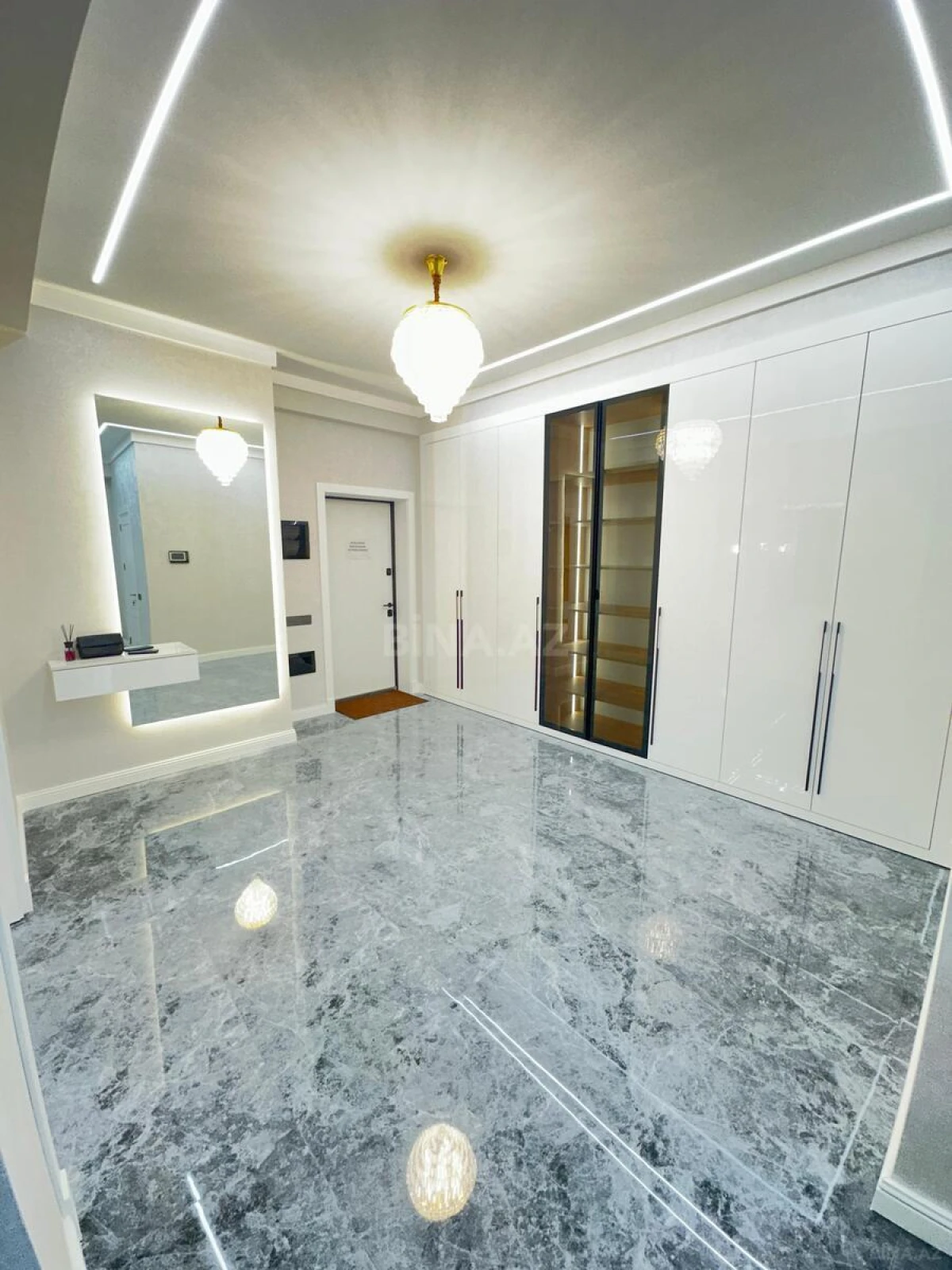 Satılır 4 otaqlı mənzil 172 m²
