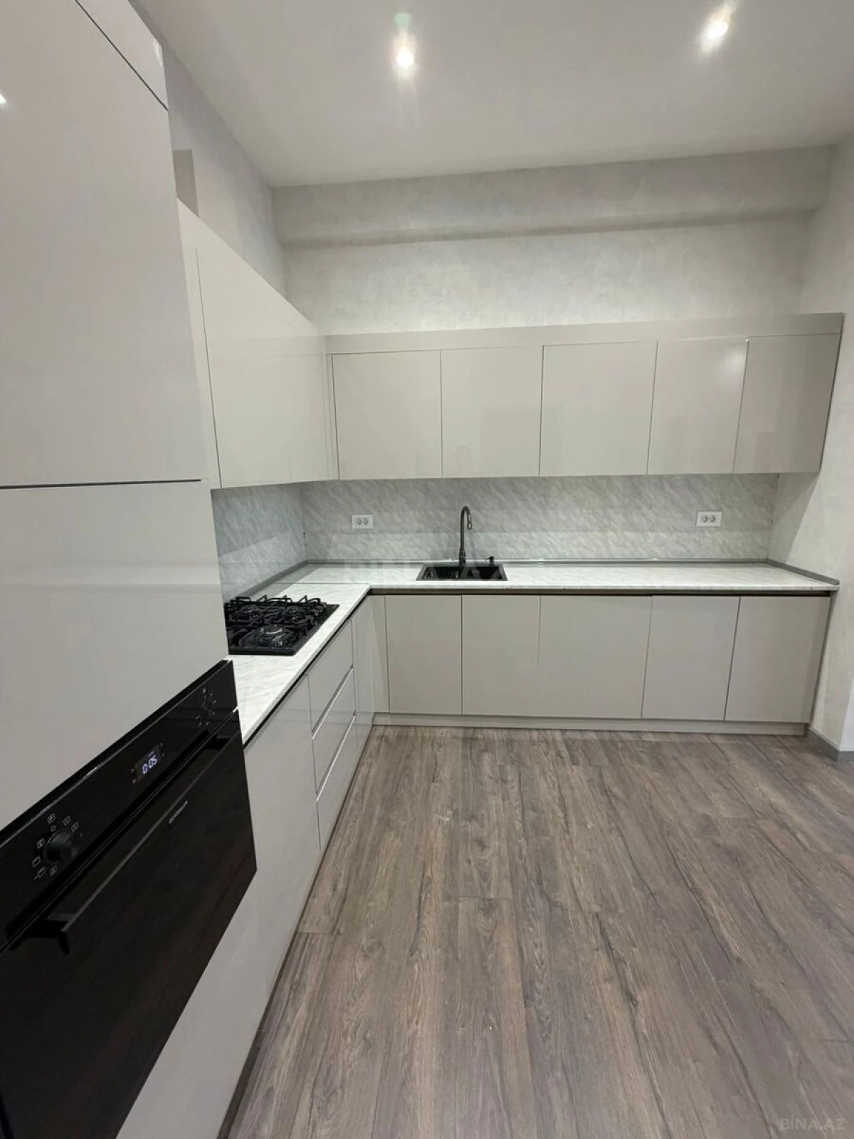 Satılır 2 otaqlı mənzil 91 m²