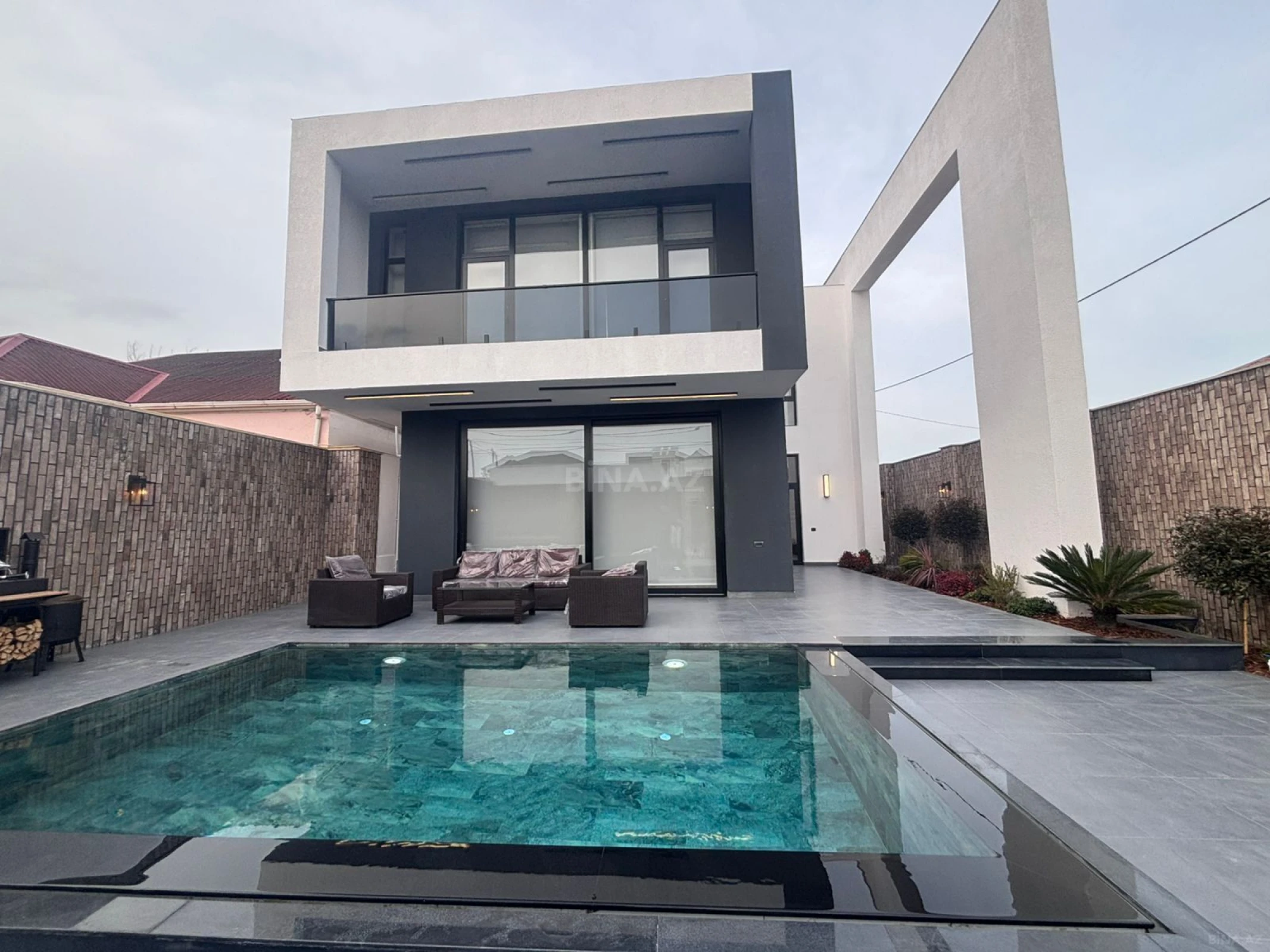 Satılır 4 otaqlı həyət evi 250 m²