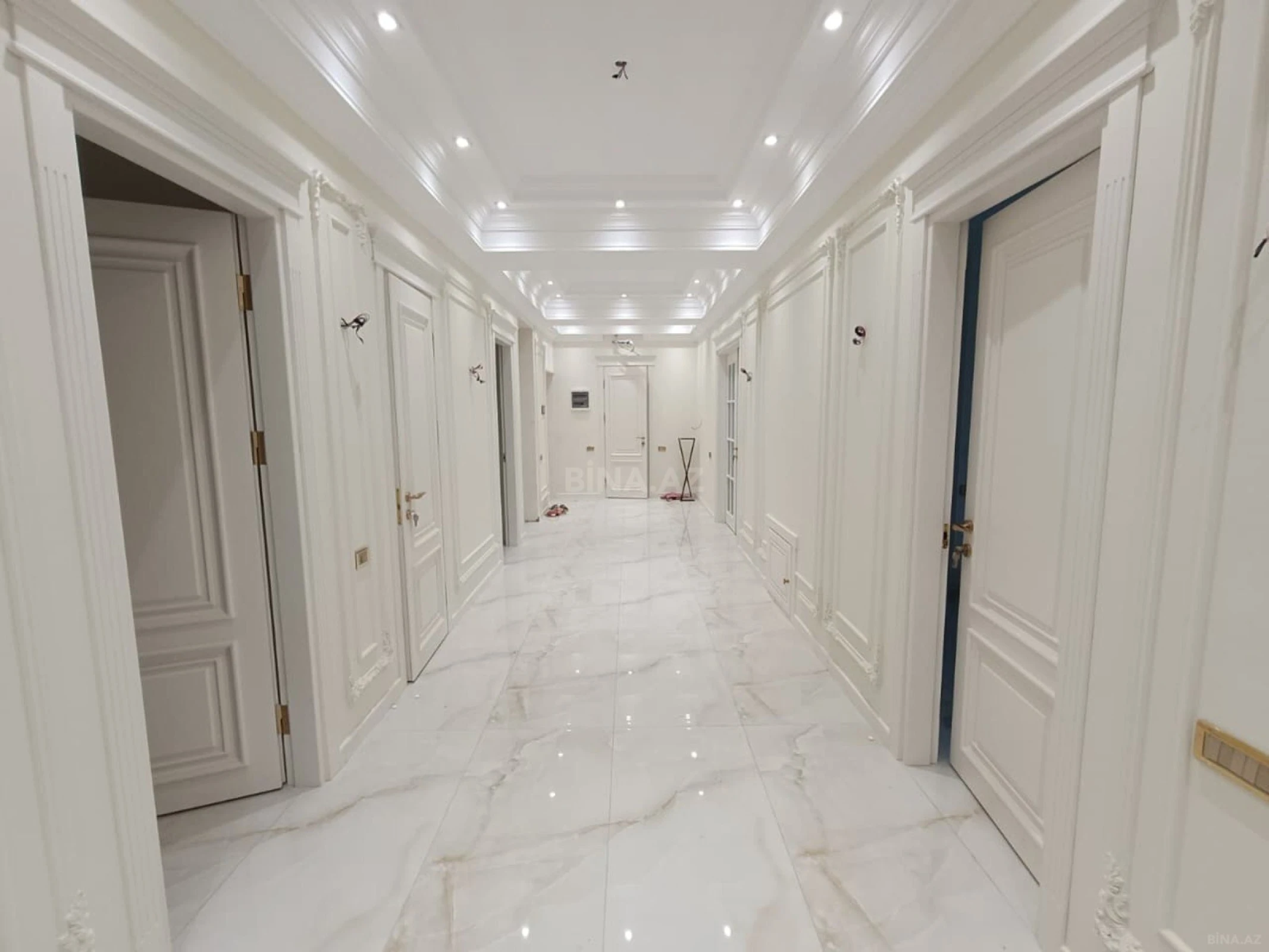 Satılır 5 otaqlı mənzil 193 m²