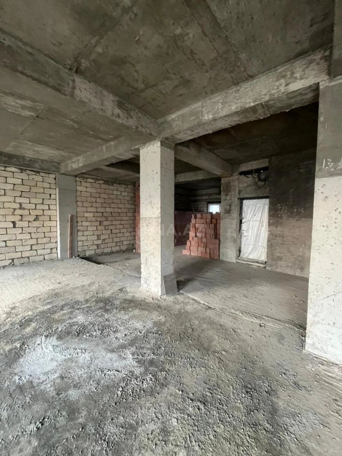 Satılır 7 otaqlı mənzil 334.4 m²