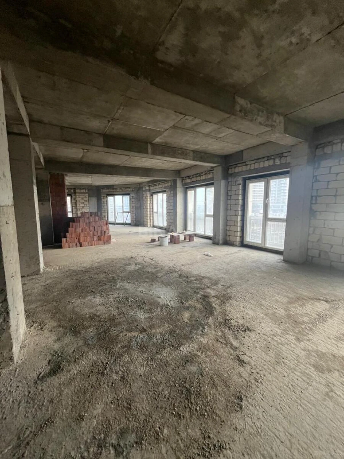 Satılır 7 otaqlı mənzil 334.4 m²