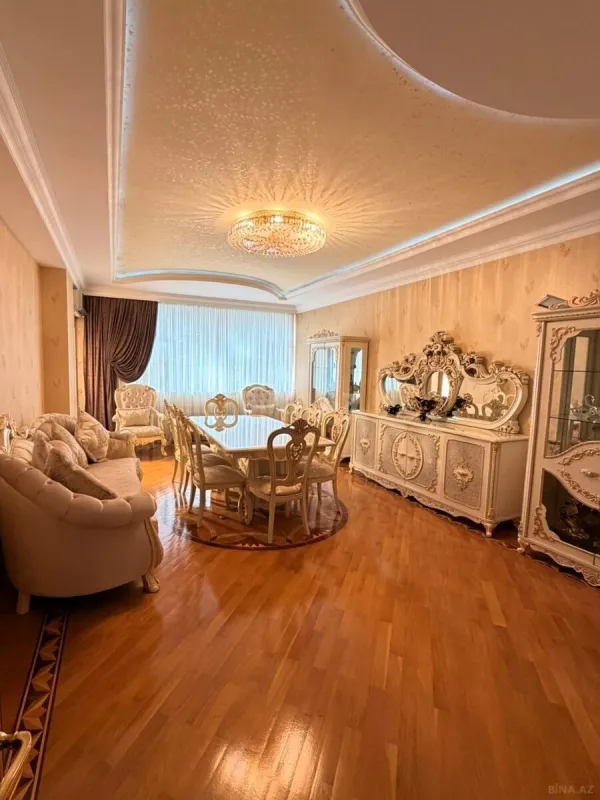 Satılır 4 otaqlı mənzil 175 m²