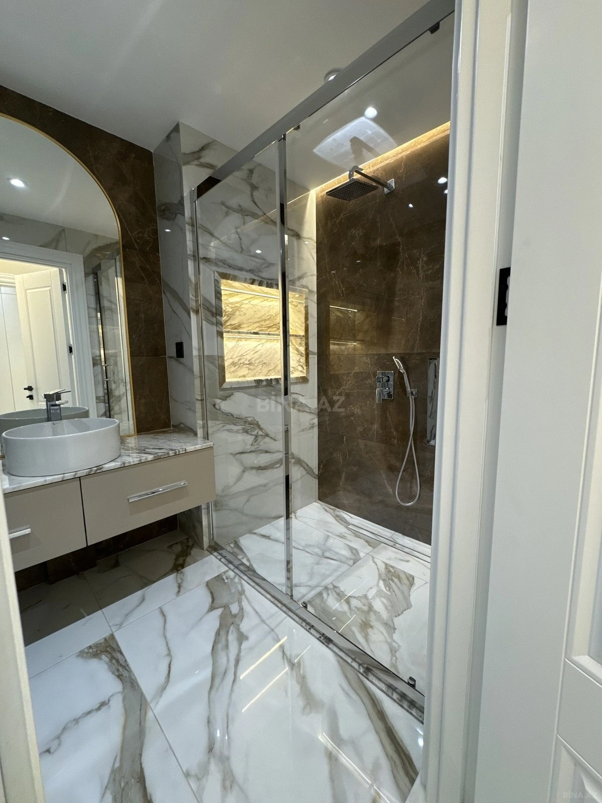 Satılır 4 otaqlı mənzil 170 m²