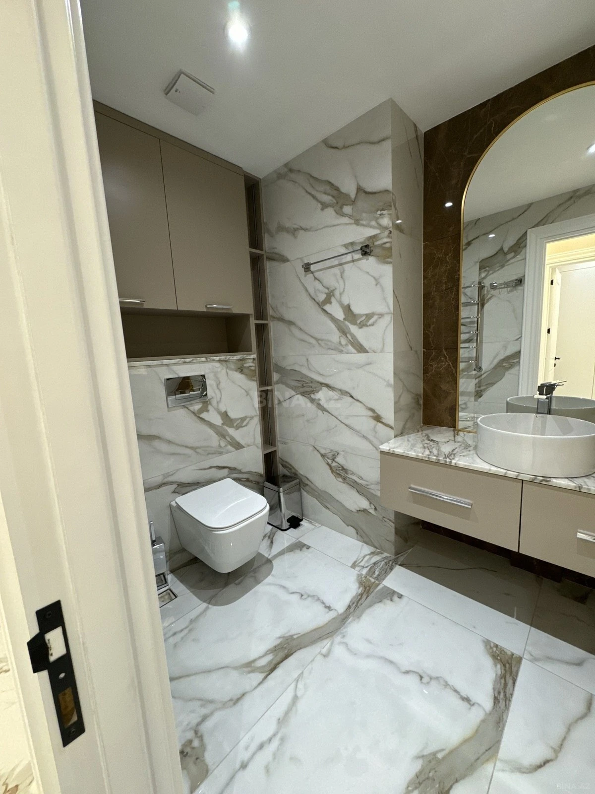 Satılır 4 otaqlı mənzil 170 m²