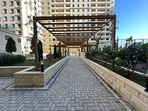 Satılır 4 otaqlı mənzil 180 m²