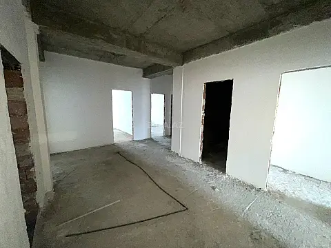Satılır 4 otaqlı mənzil 180 m²