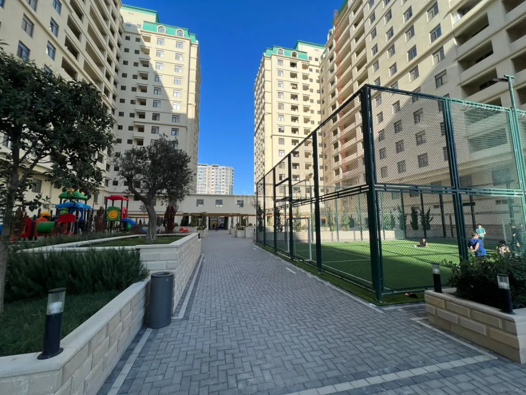 Satılır 4 otaqlı mənzil 180 m²