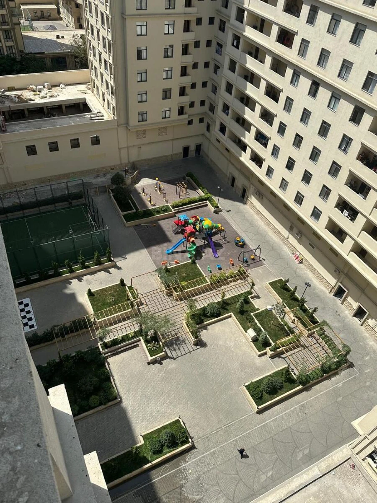 Satılır 4 otaqlı mənzil 180 m²