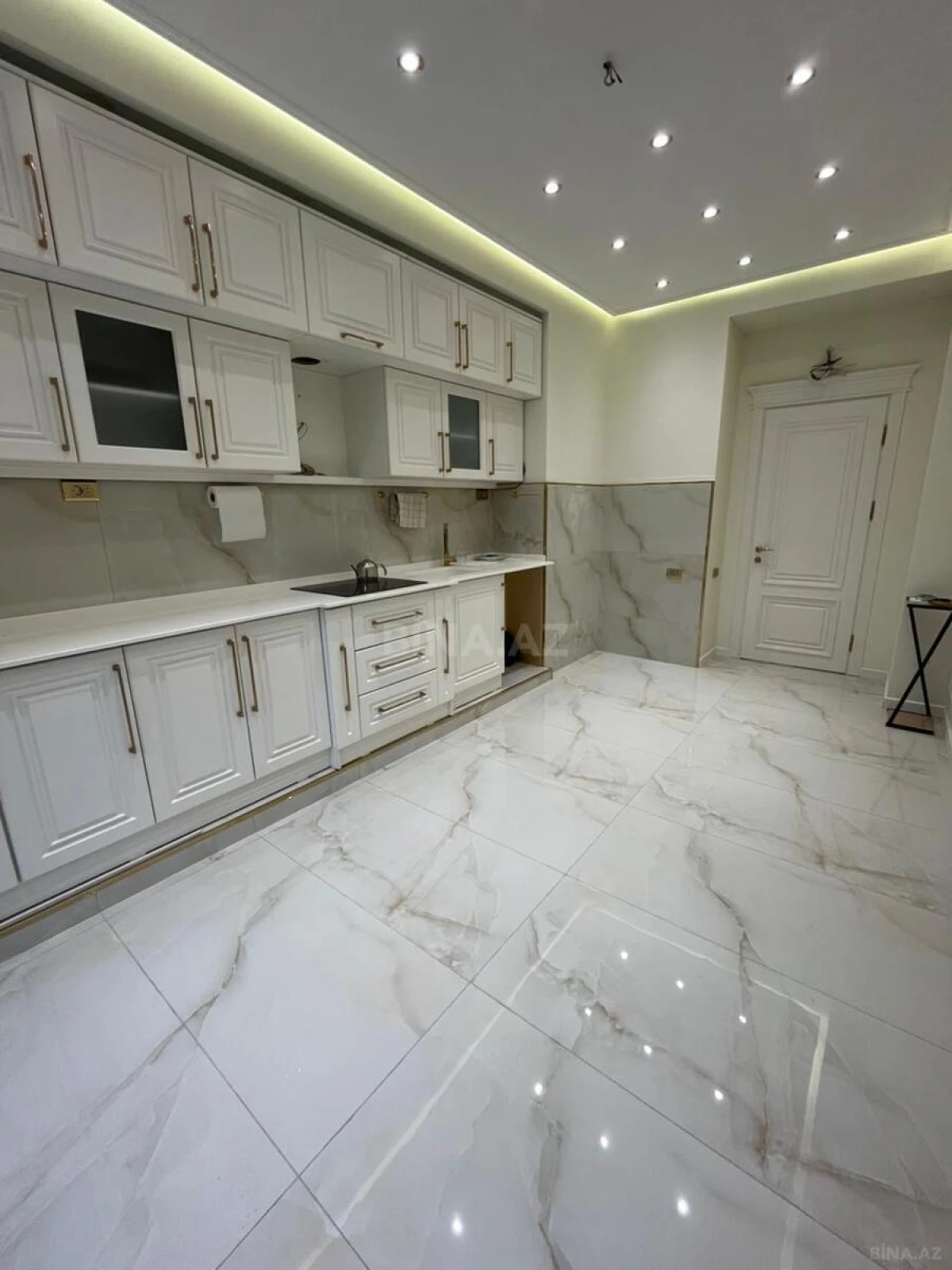 Satılır 5 otaqlı mənzil 195 m²