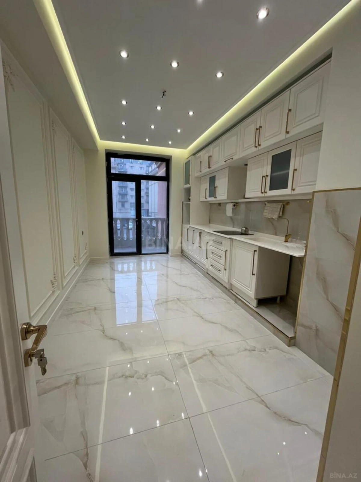 Satılır 5 otaqlı mənzil 195 m²