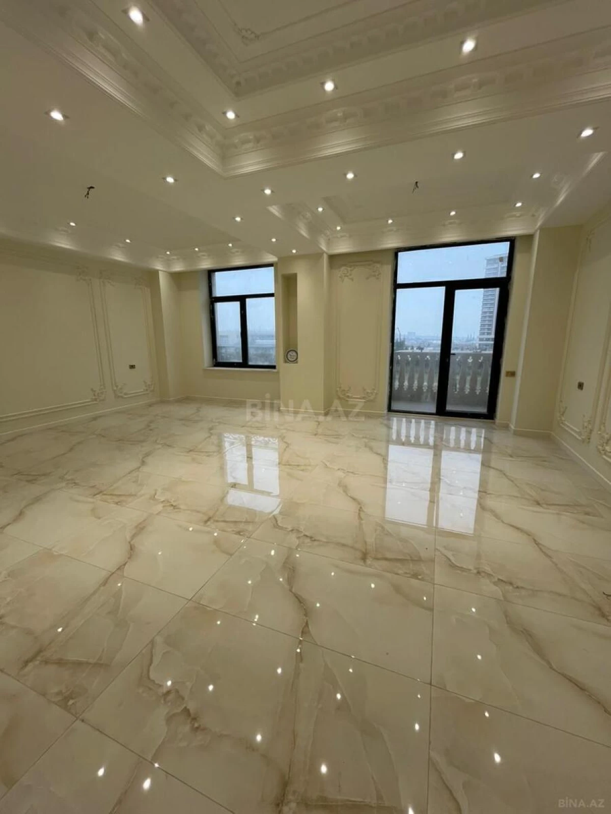 Satılır 5 otaqlı mənzil 195 m²