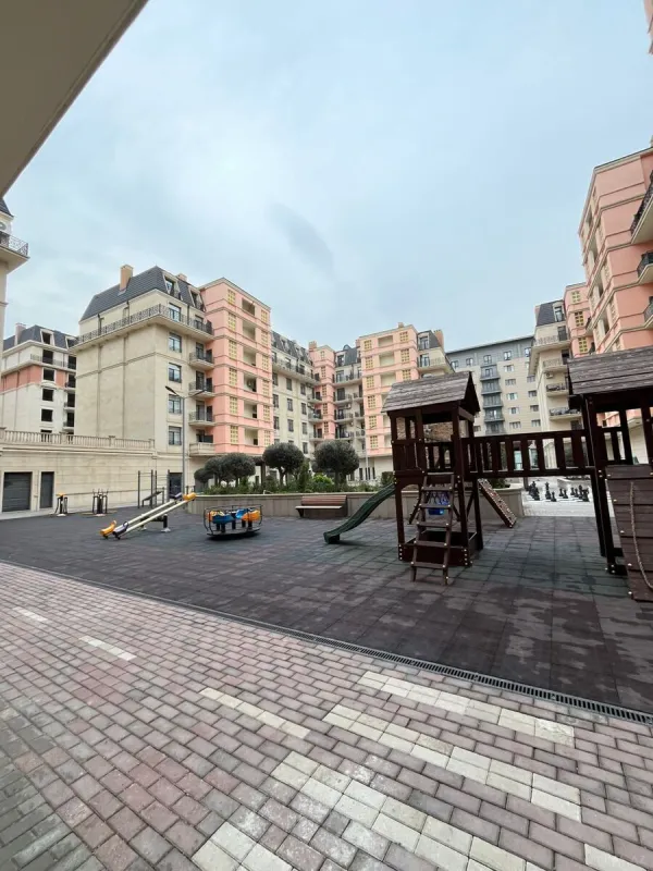 Satılır 5 otaqlı mənzil 195 m²