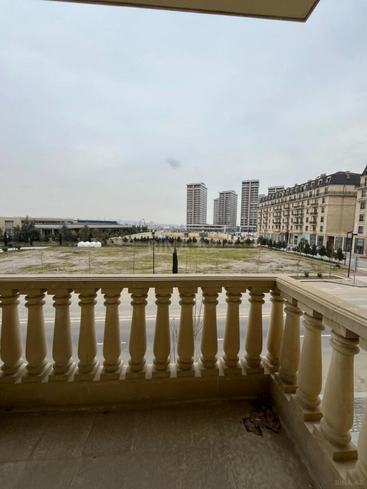 Satılır 5 otaqlı mənzil 195 m²