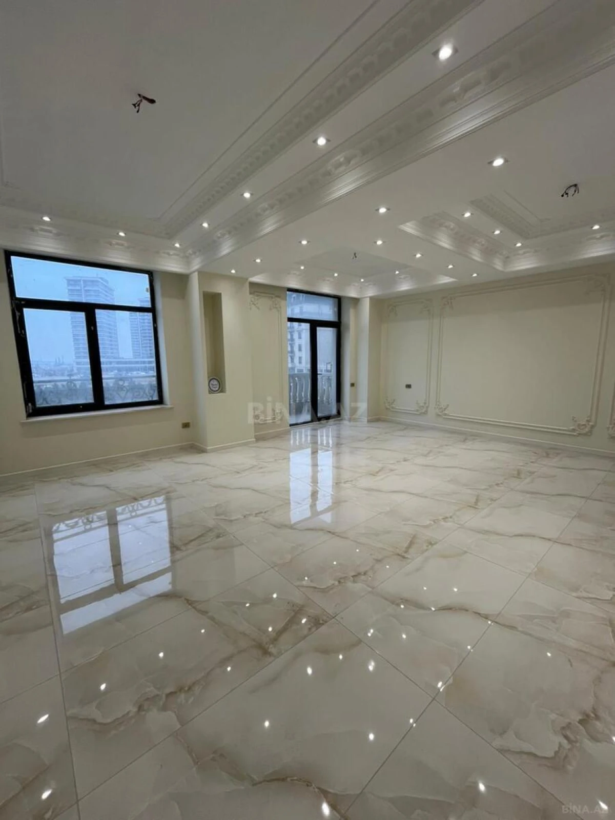 Satılır 5 otaqlı mənzil 195 m²