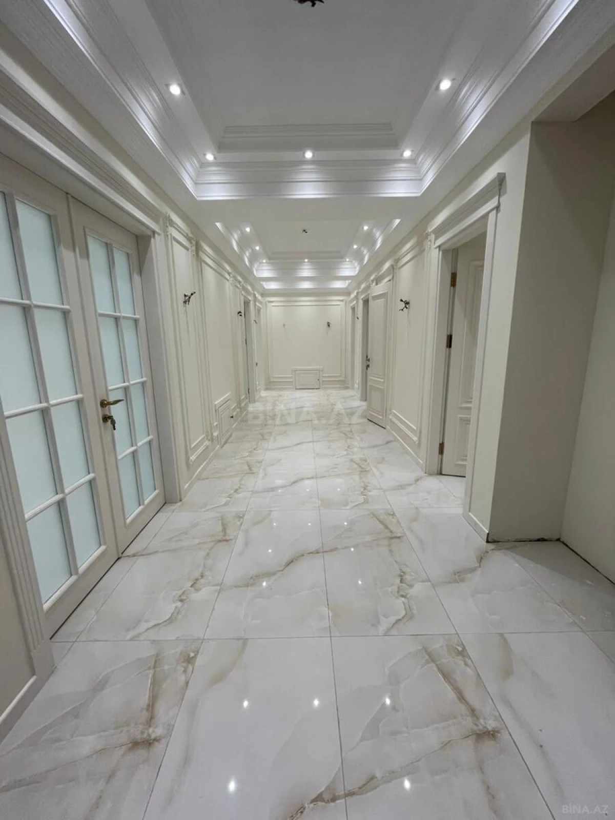 Satılır 5 otaqlı mənzil 195 m²