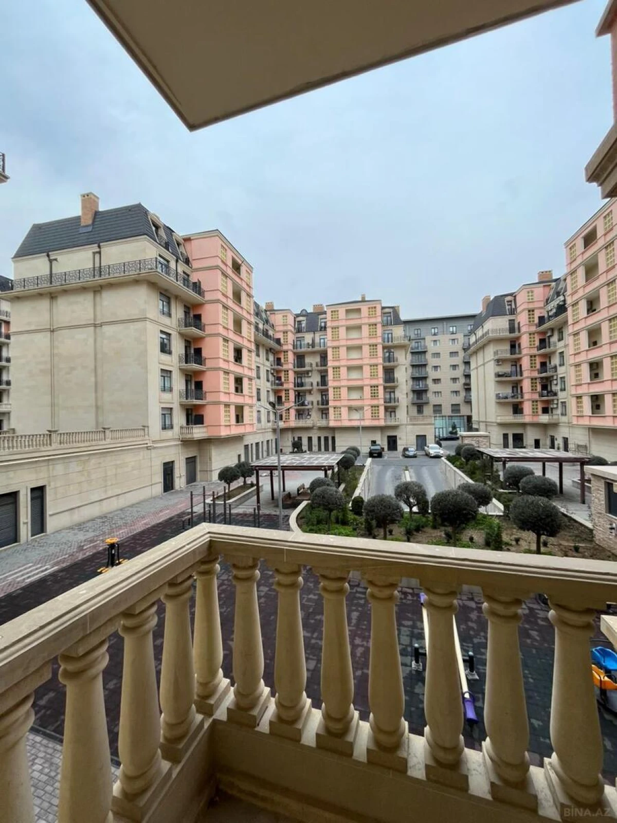 Satılır 5 otaqlı mənzil 195 m²