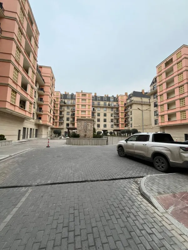 Satılır 5 otaqlı mənzil 195 m²