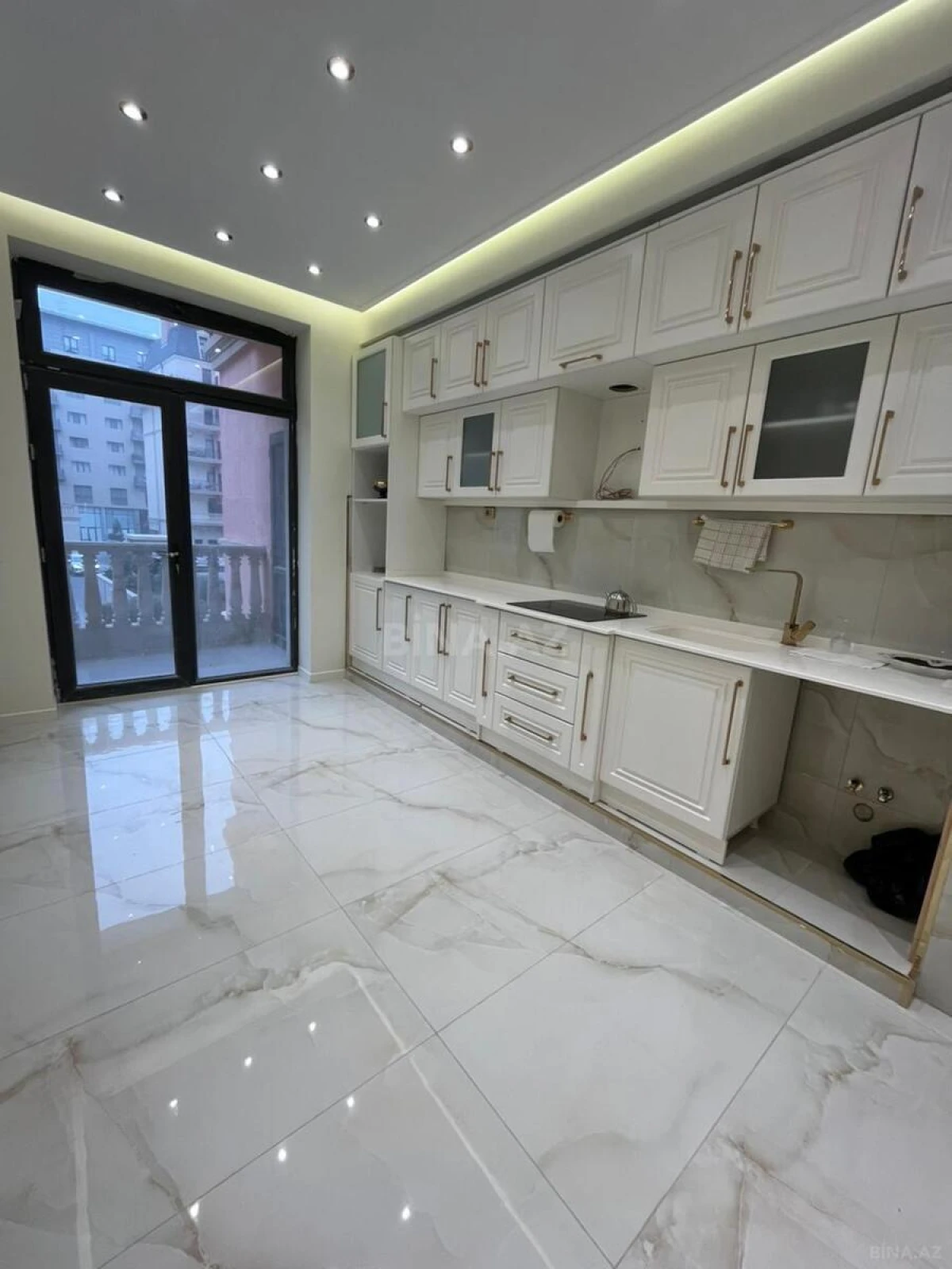 Satılır 5 otaqlı mənzil 195 m²